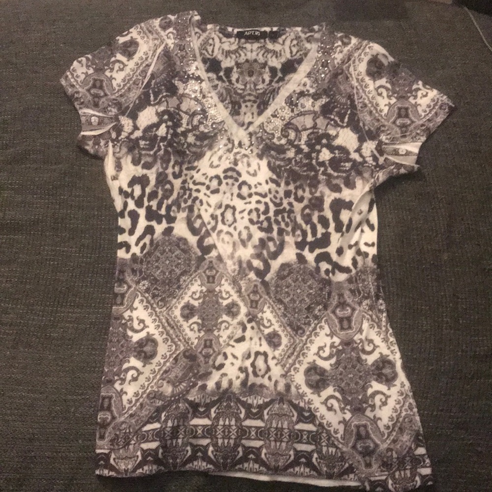 APT.9 V-Neck (Small)